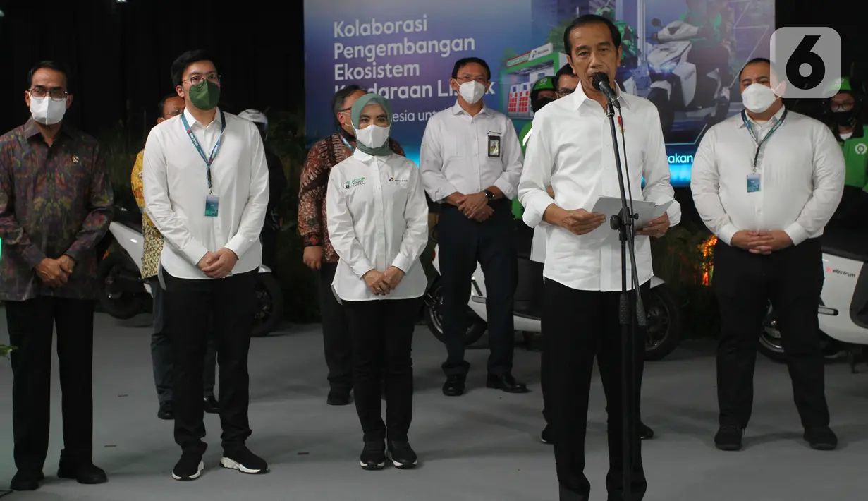 Presiden Joko Widodo memberi sambutan pada peluncuran kolaborasi pengembangan ekosistem kendaraan listrik di Jakarta Selasa (22/2/2022). Sebelumnya, Gojek bersama Electrum dan Pertamina telah melakukan uji coba komersial tahap satu motor listrik. (Liputan6.com/HO/Gojek)