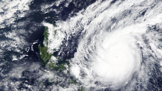 Citra satelit yang dirilis NASA Worldview, Sistem Data dan Informasi Sistem Pengamatan Bumi (EOSDIS) menunjukkan topan Goni bergerak di sekitar Filipina. Topan super menghantam Filipina timur dengan 