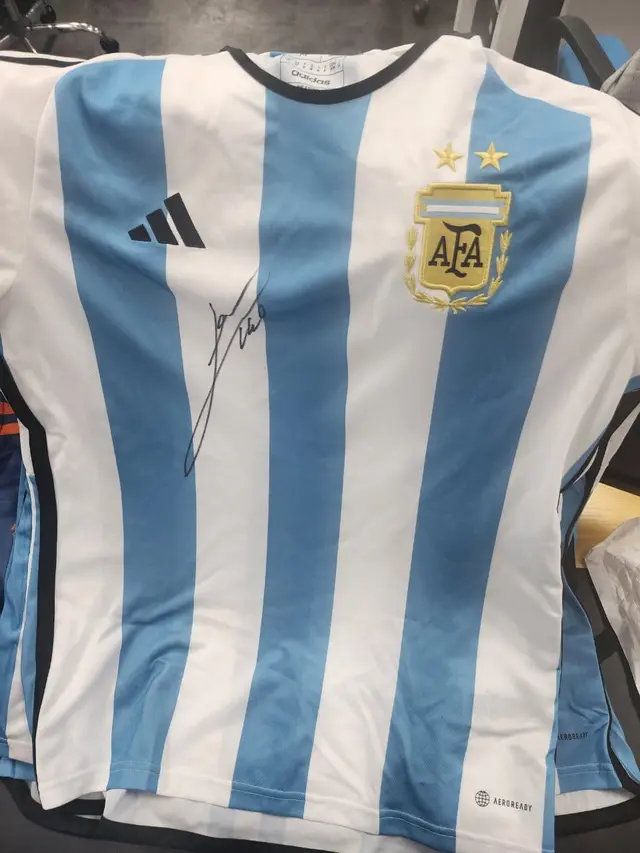 Jersey Argentina bertanda tangan Lionel Messi