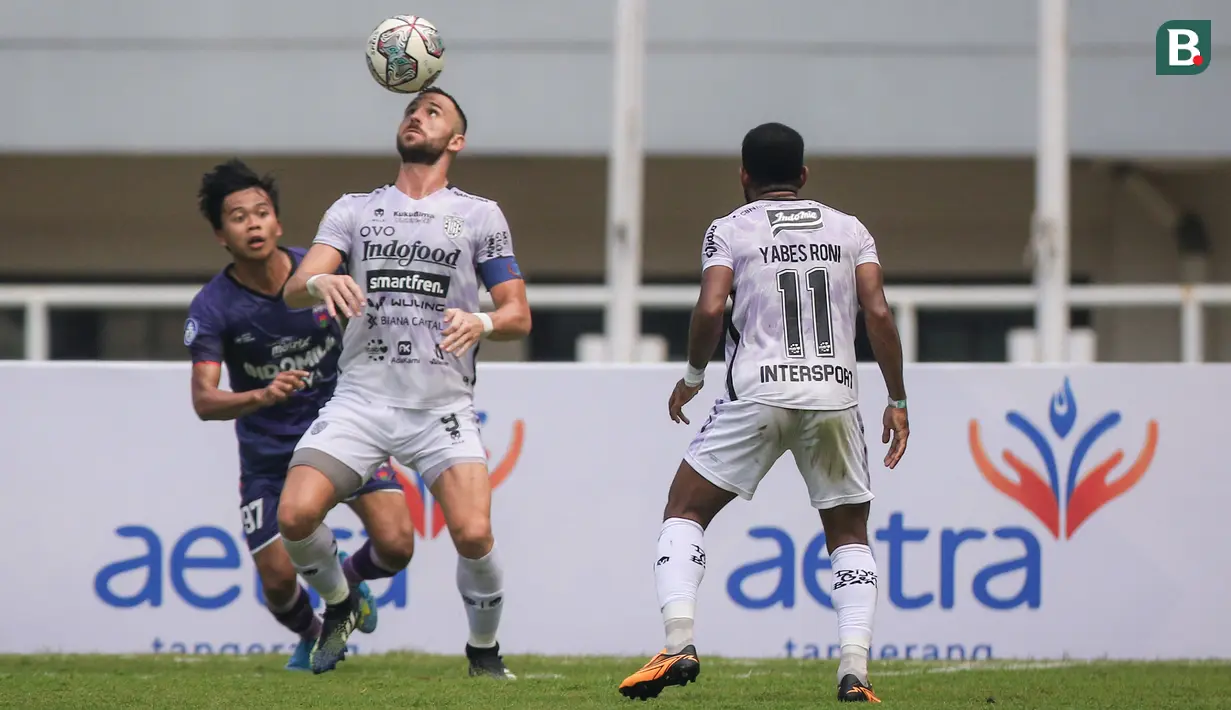 Penyerang Bali United, Ilija Spasojevic (tengah) berusaha mengontrol bola saat melawan Persita Tangerang dalam laga pekan ke-4 BRI Liga 1 2021/2022 di Stadion Pakansari, Bogor, Jumat (24/09/2021). Bali United menang 2-1. (Bola.com/Bagaskara Lazuardi)