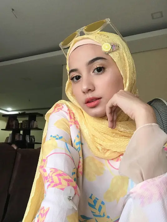 Pakai jilbab pashmina warna kuning, penampilan Naimma Aljufri tampak cerah dan memesona. Baju motif yang dikenakannya sangat cocok dengan jilbab warna kuning yang terbalut di kepalanya. Kacamata warna kuning juga mendukung penampilan bintang sinetron Mantan IPA & IPS Season 2 ini semakin menarik. (Liputan6.com/IG/@naimmaljufri)