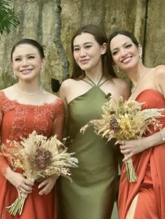 Rossa dan Nia Ramadhani menjadi bridesmaid. Ia keduanya tampak mengenakan gaun bernuansa coral. [Foto: Instagram/ aaliyah Massaid]