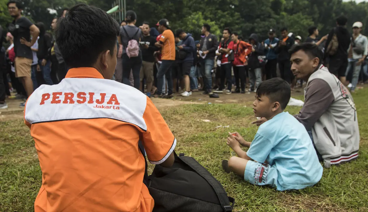 Suporter Persija Jakarta, The Jakmania, antri untuk menukar tiket di Lapangan Blok S, Jakarta, Minggu (9/12). Persija akan menjalani laga penentuan gelar juara melawan Mitra Kukar. (Bola.com/Vitalis Yogi Trisna)