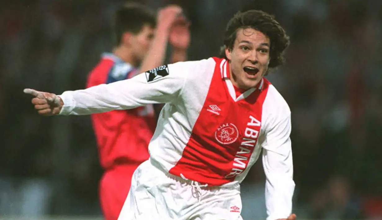 Jari Litmanen. Gelandang serang Finlandia yang kini berusia 51 tahun dan telah pensiun pada Januari 2012 bersama HJK Helsinki ini terlebih dahulu membela Ajax Amsterdam selama 7 musim pada 1992/1993 hingga 1998/1999 usai didatangkan dari klub Finlandia, MyPa. Ia baru memperkuat Liverpool pada tengah musim 2000/2001 setelah sebelumnya singgah di Barcelona. Bersama Liverpool ia bertahan hanya 1,5 musim sebelum akhirnya kembali bergabung dengan Ajax pada periode keduanya mulai 2002/2003 hingga 2003/2004. (AFP/ANP/Toussaint Kluiters-Paul Vreeker)