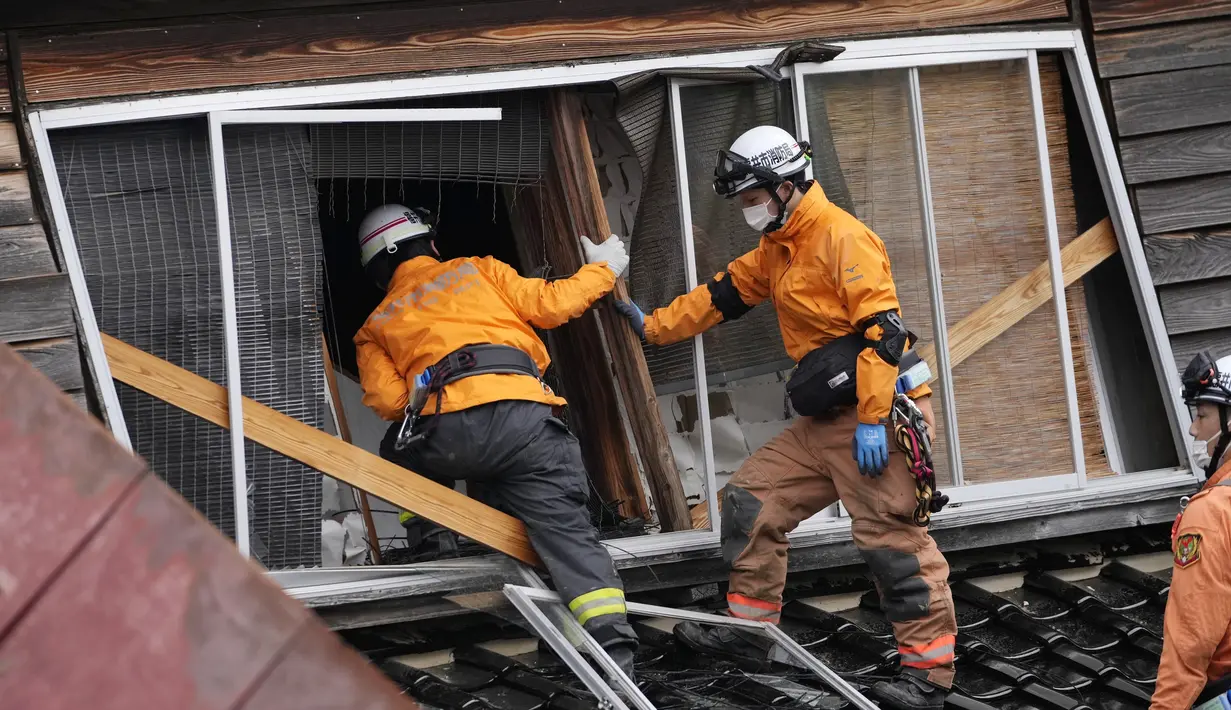 Petugas penyelamat melakukan pencarian ke rumah yang runtuh akibat gempa bumi dahsyat di Suzu, Prefektur Ishikawa, Jepang, Rabu (3/1/2024). (AP Photo/Hiro Komae)