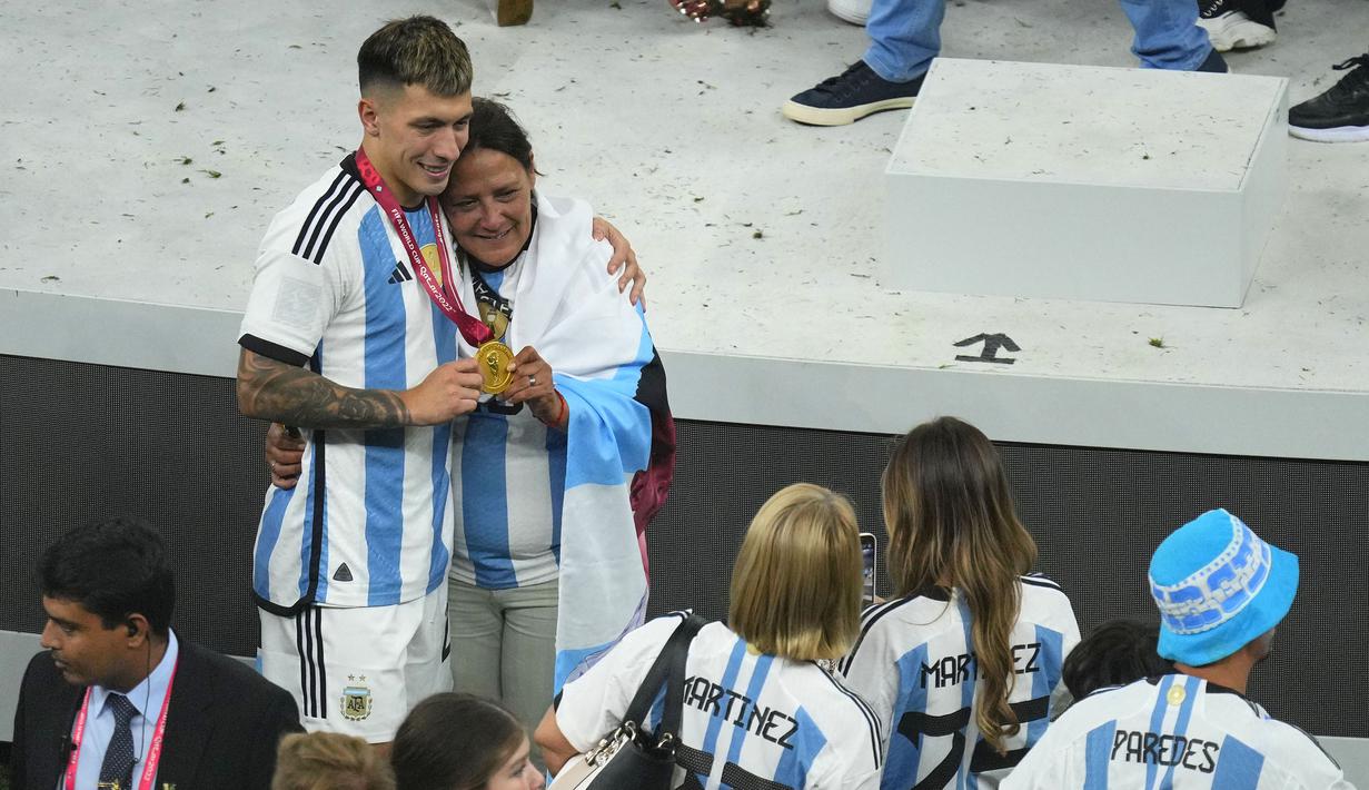 Pemain Argentina, Lisandro Martinez (kiri) merayakan gelar juara Piala Dunia 2022 bersama ibunya setelah mengalahkan Prancis di babak adu penalti dengan skor 4-2 pada laga final yang berlangsung di Lusail Stadium, Qatar, Minggu (18/12/2022), (AP Photo/Hassan Ammar)