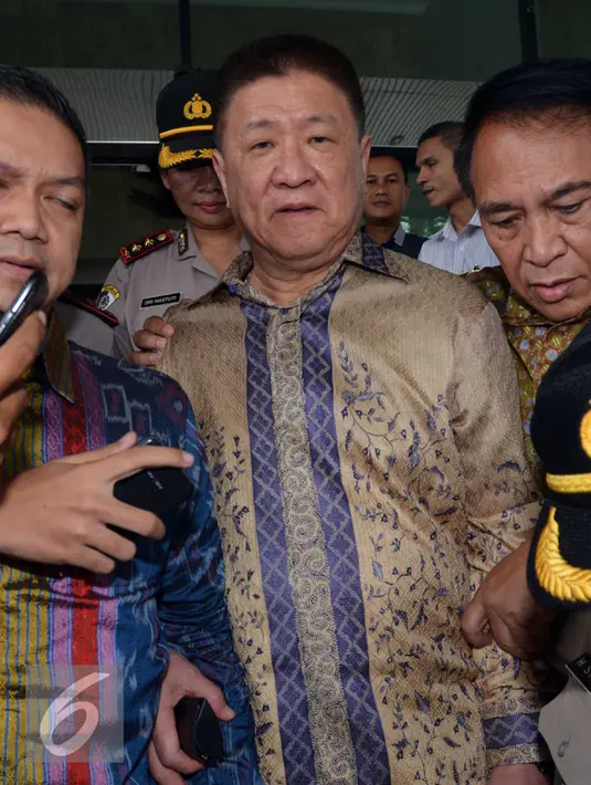 Chairman Agung Sedayu Group Sugianto Kusuma alias Aguan keluar dari gedung KPK, Jakarta, Selasa (19/4). Aguan diperiksa sebagai saksi dengan tersangka Ketua Komisi D DPRD DKI Jakarta Mohamad Sanusi. (Liputan6.com/Helmi Afandi)