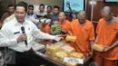 Kepala BNN Budi Waseso menunjukkan tersangka beserta barang bukti sabu saat rilis kasus narkoba di Gedung BNN, Jakarta, Selasa (20/9). BNN berhasil menggagalkan penyelundupan sabu dengan modus menyimpan di dalam buah pisang. (Liputan6.com/Yoppy Renato)
