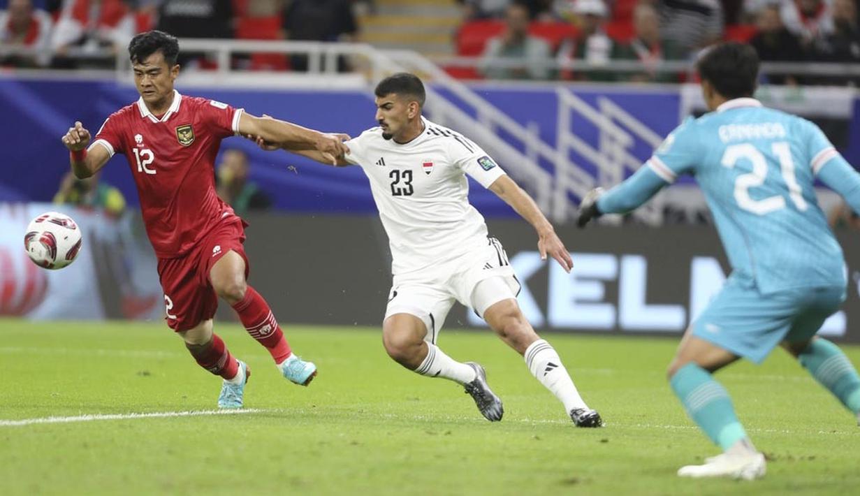 Pratama Arhan yang menjaga sektor kiri pertahanan tampil cukup kukuh menahan gempuran penggawa Irak. Ia mencatatkan satu intersep, dua tekel, dan satu sapuan untuk mematahkan serbuan lawan. (AP Photo/Hussein Sayed)