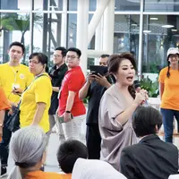 Bersama anak kurang beruntung, Meiline Tenardi Serta Komunitas Perempuan Peduli dan Berbagi (KPPB) adakan aksi sosial.