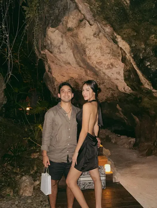 Anya Geraldine sendiri tampil sensual dengan gaun halterneck berwarna hitam. [instagram/anyageraldine]