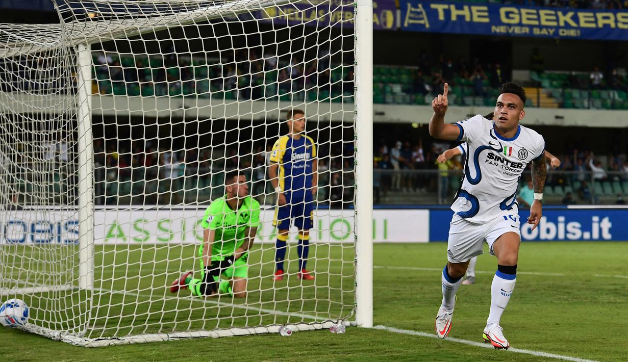 Gawang Verona bergetar semenit usai kembali dari kamar ganti. Duet Lautaro Martinez (kanan) dan Edin Dzeko akhirnya mampu menyamakan angka menjadi satu sama. Martinez sukses menanduk umpan yang diberikan oleh Edin Dzeko. (Foto: AFP/Miguel Medina)