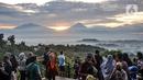 <p>Wisatawan menikmati matahari terbit atau sunrise dengan latar belakang Candi Borobudur di Punthuk Setumbu, Karangrejo, Magelang, Jawa Tengah, Senin (16/5/2022). Punthuk Setumbu menjadi destinasi favorit di Jawa Tengah, terlebih saat libur Waisak yang terkenal dengan keindahan alam Candi Borobudur dan sekitarnya saat matahari terbit. (merdeka.com/Iqbal S. Nugroho)</p>