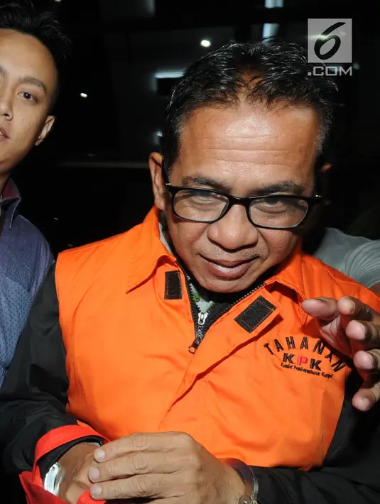 Bupati Mesuji, Khamami kenakan rompi tahanan dikawal petugas usai menjalani pemeriksaan 1x24 jam di gedung KPK, Jakarta, Jumat (25/1). Khamami ditahan terkait fee suap proyek infrastruktur Kabupaten Mesuji. (merdeka.com/Dwi Narwoko)