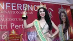 Miss Grand International 2016, Ariska Putri Pertiwi menunjukkan tropinya, Jakarta, Senin (21/11). Ariska sukses memenangkan dua penghargaan sekaligus di ajang Miss Grand International 2016 di Las Vegas. (Liputan6.com/Herman Zakharia)