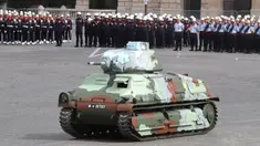 Tank Char B1 Prancis dari Perang Dunia II ditampilkan dalam upacara militer tahunan Bastille Day di Place de la Concorde, Paris (14/7/2020). Prancis mengadakan parade tersebut dengan pengurangan jumlah peserta pasukan sebagai langkah untuk keamanan terhadap penyebaran Covid-19. (AFP/Thomas Samson)