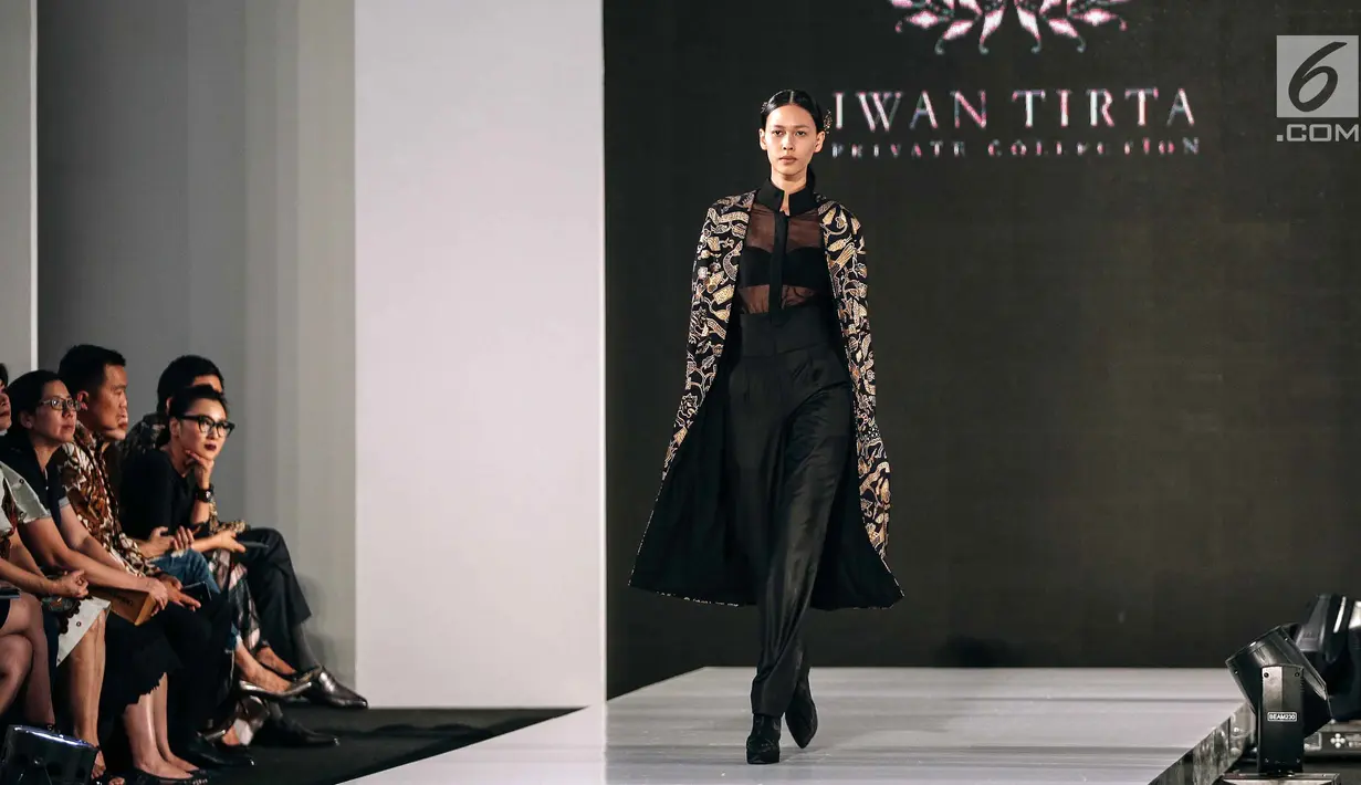 Lenggak-lenggok model saat membawakan busana rancangan Iwan Tirta Private Collection x Mel Ahyar dalam acara Fashion Nation 2018 di Senayan City, Jakarta, Rabu (18/4). (Liputan6.com/Faizal Fanani)