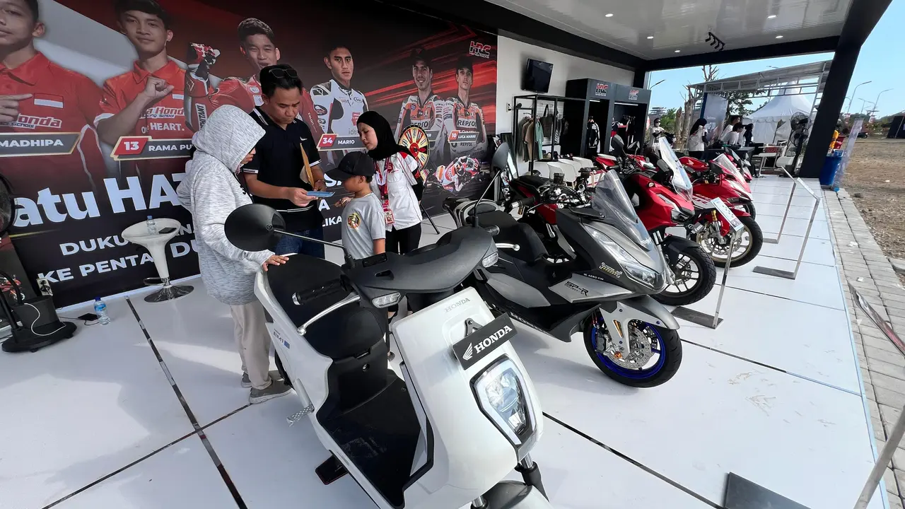 Sepeda motor listrik Honda EM1 e jadi sorotan di MotoGP Mandalika 2024.