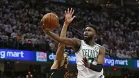 Gaya pemain Boston Celtics, Jaylen Brown (kanan) melakukan lay up melewati adangan pemain Cleveland, George Hill pada gim keenam final wilayah timur NBA basketball di Quicken Loans Arena, (25/5/2018). Cavaliers menang 109-99. (AP/Ron Schwane)