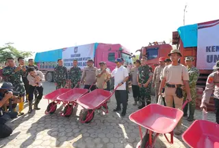 Mendagri Tito Karnavian Bagi Gerobak Dorong dan Bahan Makanan di Aceh Tamiang