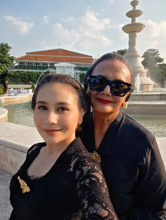 Mengikuti Kirab Pusaka, Prilly Latuconsina tampil cantik dengan makeup bernuansa coral yang simple [@prillylatuconsina96]
