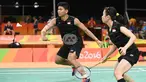 Ganda campuran Indonesia, Praveen Jordan/Debby Susanto saat melawan Ganda campuran Hongkong Lee Chun Hei Reginald/Chau Hoi Wah di Olimpiade Rio de Janeiro 2016, Brasil, Kamis (11/8). (AFP PHOTO/Goh Chai Hin)