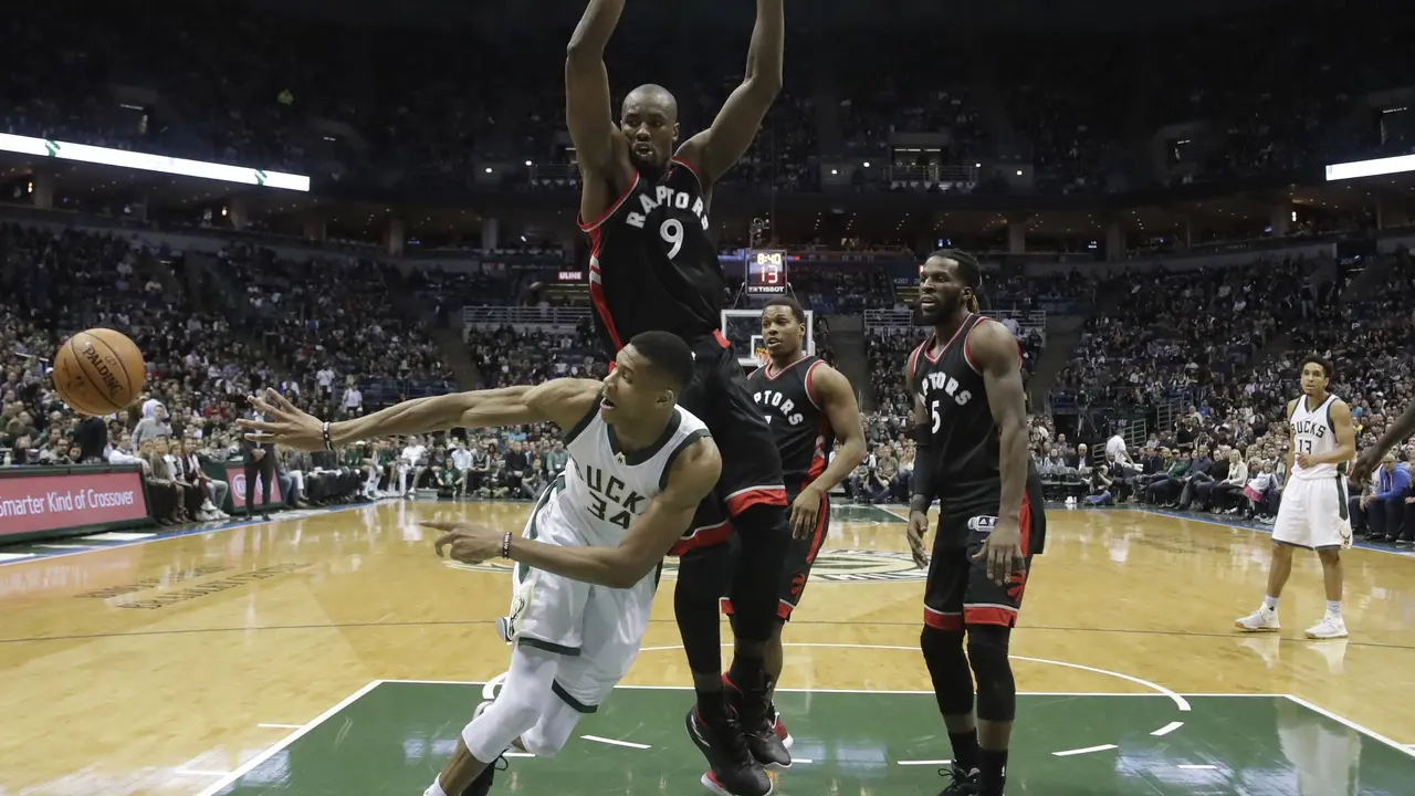 Penggawa Toronto Raptors Serge Ibaka (9) coba menghentikan andalan Milwaukee Bucks Giannis Antetokounmpo pada laga di BMO Harris Bradley Center, Jumat (28/4/2017) pagi WIB. Raptors menang 92-89. 
