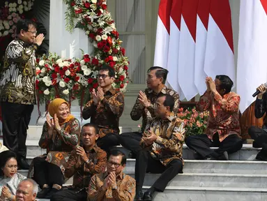 Menteri Pertahanan Prabowo Subianto (kiri) memberi hormat kepada Presiden Joko Widodo saat diperkenalkan dalam pengumuman menteri Kabinet Indonesia Maju, Istana Merdeka, Jakarta, Rabu (23/10/2019). Kabinet Indonesia Maju akan membantu Jokowi-Ma'ruf pada periode 2019-2024. (Liputan6.com/Angga Yuniar)