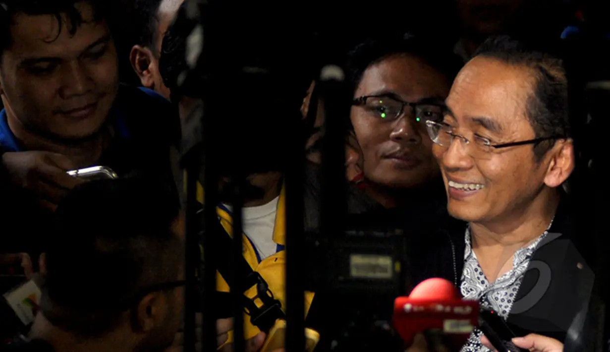 Kedatangan Adnan Pandu Praja ke Mabes Polri untuk bertemu Wakapolri Badrodin Haiti terkait penangkapan Bambang Widjojanto oleh Bareskrim, Jakarta, Jumat (23/1/2015).(Liputan6.com/Miftahul Hayat)