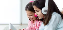 Di tengah derasnya arus informasi dan distraksi digital, membangun komunikasi yang hangat dengan anak menjadi tantangan tersendiri bagi orangtua. Notifikasi ponsel, pekerjaan yang tak ada habisnya, hingga rutinitas harian sering kali membuat percakapan dengan anak hanya sebatas formalitas. (foto/dok: freepik/nensuria)