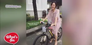 Raisa mendapat hadiah sepeda dari Presiden Jokowi di Hari Musik Nasional, Kamis (9/3/2017).  