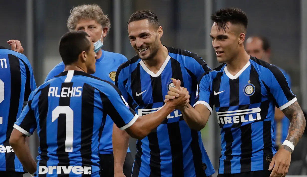 Penyerang Inter Milan, Lautaro Martinez (kanan) berselebrasi dengan rekan-rekannya usai mencetak gol ke gawang Torino pada pertandingan lanjutan Liga Serie A Italia di stadion San Siro di Milan, Italia (13/7/2020). Inter Milan menang telak 3-1 atas Torino. (AP Photo/Luca Bruno)