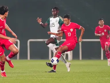 Timnas Indonesia U-23 melakoni laga uji coba melawan Timnas Arab Saudi U-23 saat pemusatan latihan menjelang Piala Asia U-23 2024 di The Sevens Stadium, Dubai, pada Sabtu (6/4/2024) dini hari WIB. (Dok. PSSI)