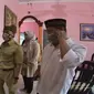 Bupati Banyuwangi Abdullah Azwar Anas saat mengecek salah satu rumah isolasi di Desa Gumirih, Kecamatan Singojuruh.