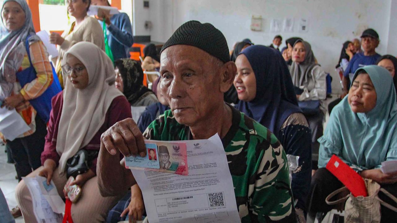 FOTO: Warga Antre Memadati Kantor Pos untuk Mengambil BLT Kesra 2025