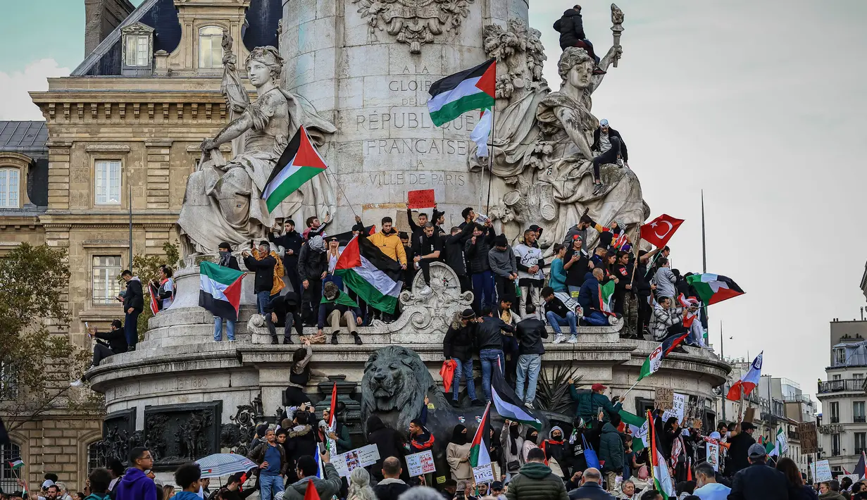 Aksi demonstrasi ini diinisiasi oleh lebih dari 40 organisasi yang tergabung dalam Kolektif Nasional untuk Perdamaian Palestina dan Israel. (AP Photo/Aurelien Morissard)
