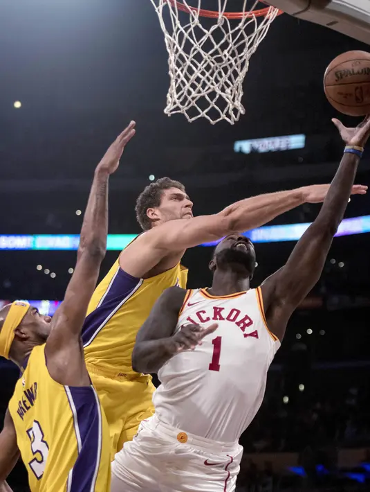 Aksi pemain Indiana Pacers, Lance Stephenson (kanan) melewati kepungan dua pemain Lakers pada lanjutan NBA basketball game di Staples Center, Los Angeles, (19/1/2018). Lakers menang 99-86. (AP/Kyusung Gong)
