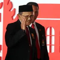 Presiden ke-3 RI BJ Habibie tiba menghadiri  Sidang Tahunan MPR, DPR dan DPD di Kompleks Parlemen, Senayan, Jakarta, Kamis, (16/8). Tema sidang tahunan kali ini Bhinneka Tunggal Ika. (Liputan6.com/Johan Tallo)