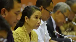 Menteri BUMN, Rini Soemarno mengikuti rapat kerja dengan Komisi VII DPR RI di Komplek Parlemen, Jakarta,  Jumat (24/4/2015). (Liputan6.com/Andrian M Tunay)