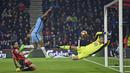 Satu gol pemain Manchester City, Raheem Sterling (tengah) membuat timnya menang atas AFC Bournemouth 2-0 pada lanjutan Premier League di Vitalitiy stadium, Bournemouth, (13/2/2017).  (EPA/Gerry Penny)