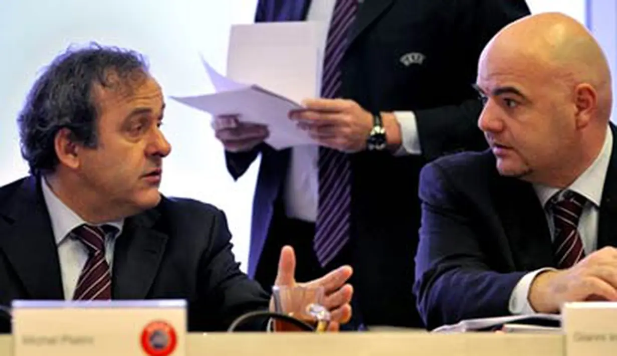 UEFA&#039;s French President Michel Platini speaks with deputy Chief Executive Italy&#039;s Gianni Infantino prior to the opening of an executive meeting at UEFA headquarters on December 11, 2008 in Nyon. AFP PHOTO / FABRICE COFFRINI 