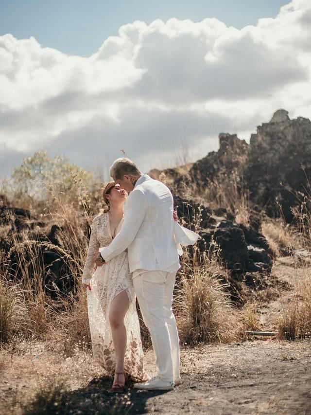 Miller Khan dan Farina Rebecca (Foto: Instagram/claus_schmidtt)