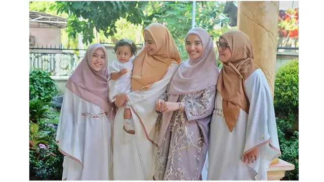 Tak hanya dekat dengan Zaskia dan Shireen, Santi juga dekat dengan Fanny Bauty.
