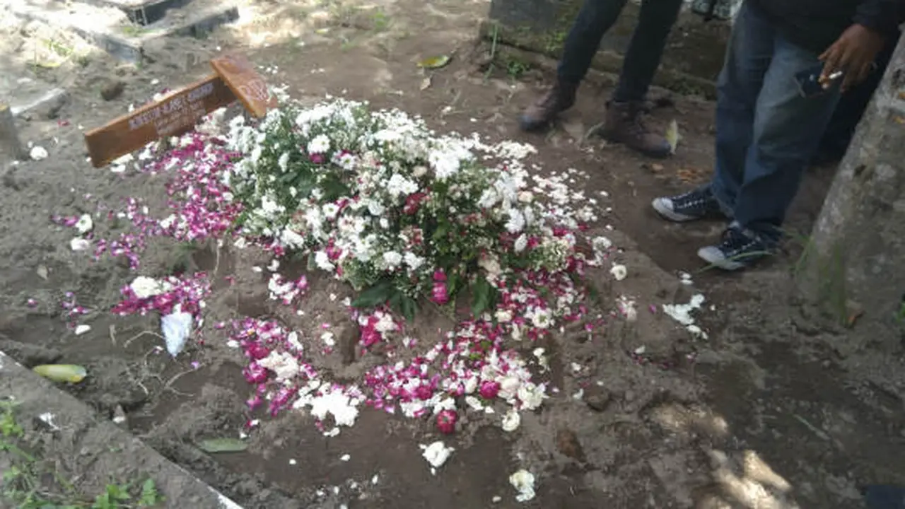 Makam salib digergaji