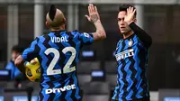 Striker Inter Milan, Lautaro Martinez (kanan) berselebrasi dengan Arturo Vidal pada laga melawan Crotone, di Giuseppe-Meazza, Minggu (3/1/2021). (AFP/Miguel Medina)