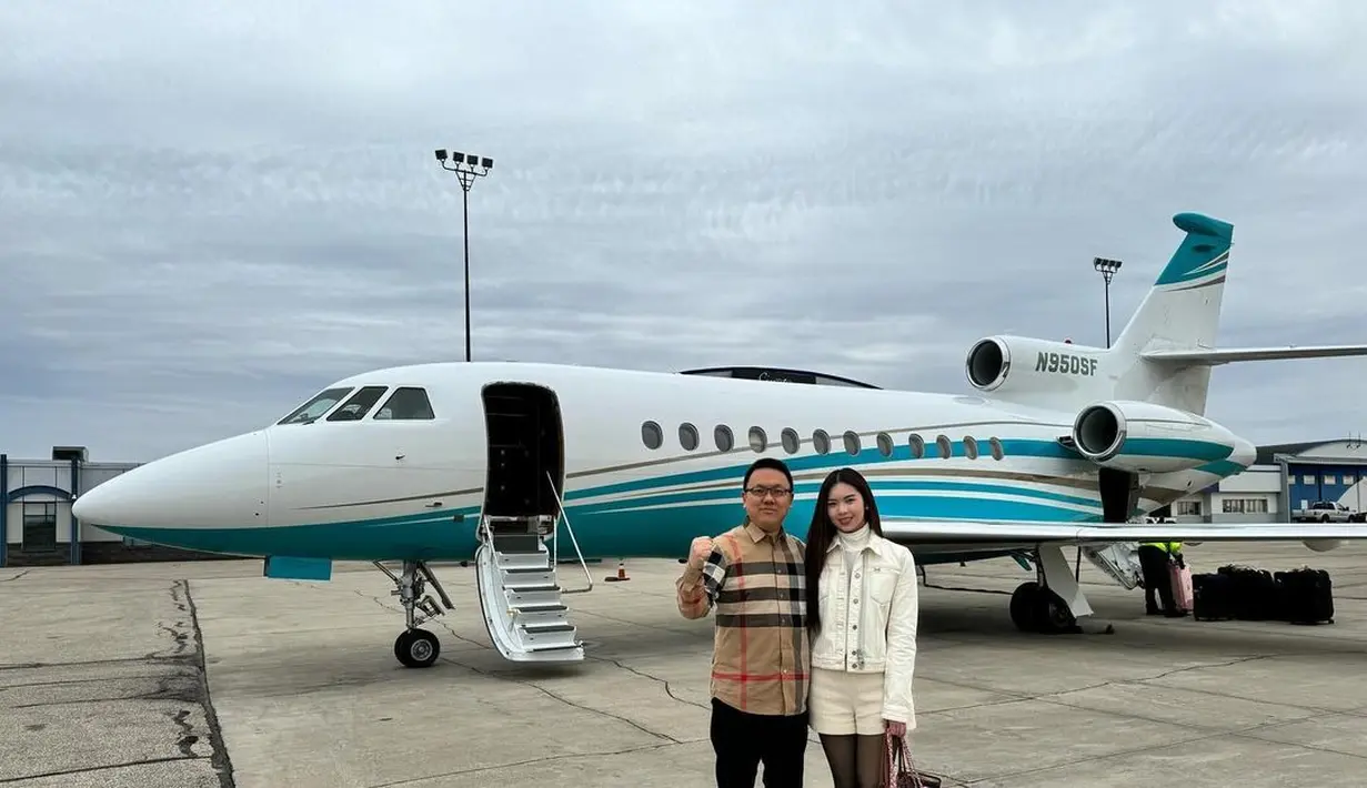 Di foto ini, Gwen Ashley berpose di dalam sebuah pesawat pribadi bersama sang suami. [Foto: Instagram/gwen_ashley]