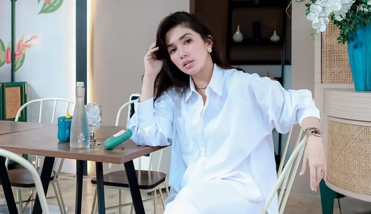 Pakai outfit serba putih, penampilan Ussy Sulistiawaty modis dan elegan. Rambut yang digerai kian pancarkan pesona istri Andhika Pratama ini. Tampak cerah dan berkelas, OOTD serba putih pelantun lagu 'Klik' ini banjir pujian dari warganet karena semakin membuatnya terlihat awet muda. (Liputan6.com/IG/@ussypratama)
