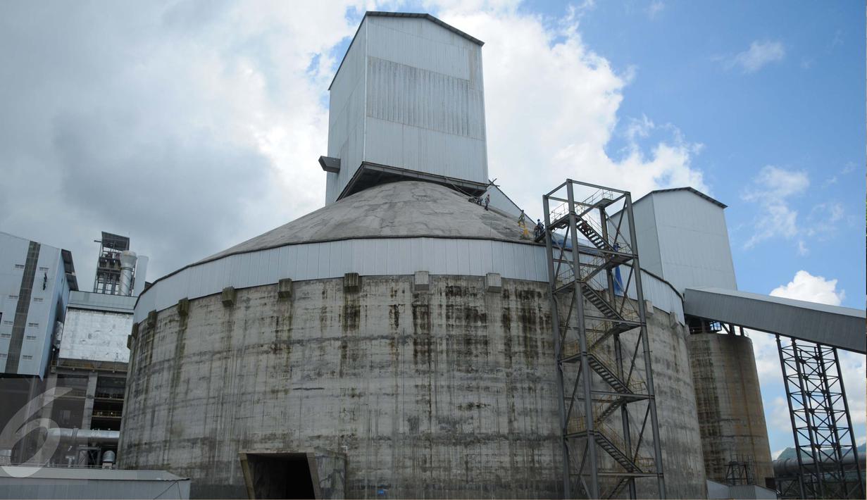 Pemandangan proyek pembangunan pabrik PT Semen Indonesia di Rembang, Jawa Tengah, Kamis (16/3). Pabrik semen tersebut diperkirakan mulai berproduksi April 2017, setelah melalui sejumlah uji coba beberapa waktu lalu. (Liputan6.com/Gempur M Surya)