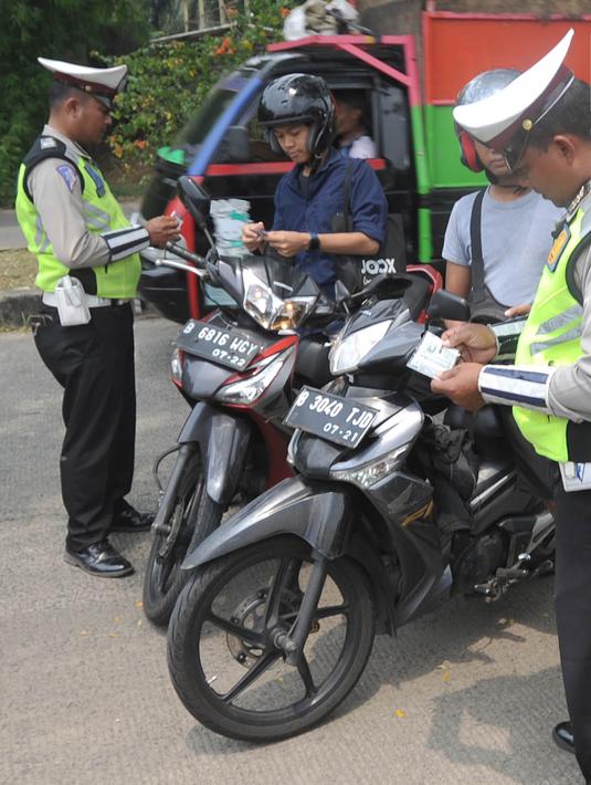 Petugas Polantas dan Dishub memeriksa kelengkapan surat pengendara dalam Operasi Zebra Jaya 2018 di kawasan Cinere, Depok, Selasa (30/20). Gelar operasi zebra ini bertujuan untuk menurunkan angka pelanggaran lalu lintas. (Merdeka.com/Arie Basuki)