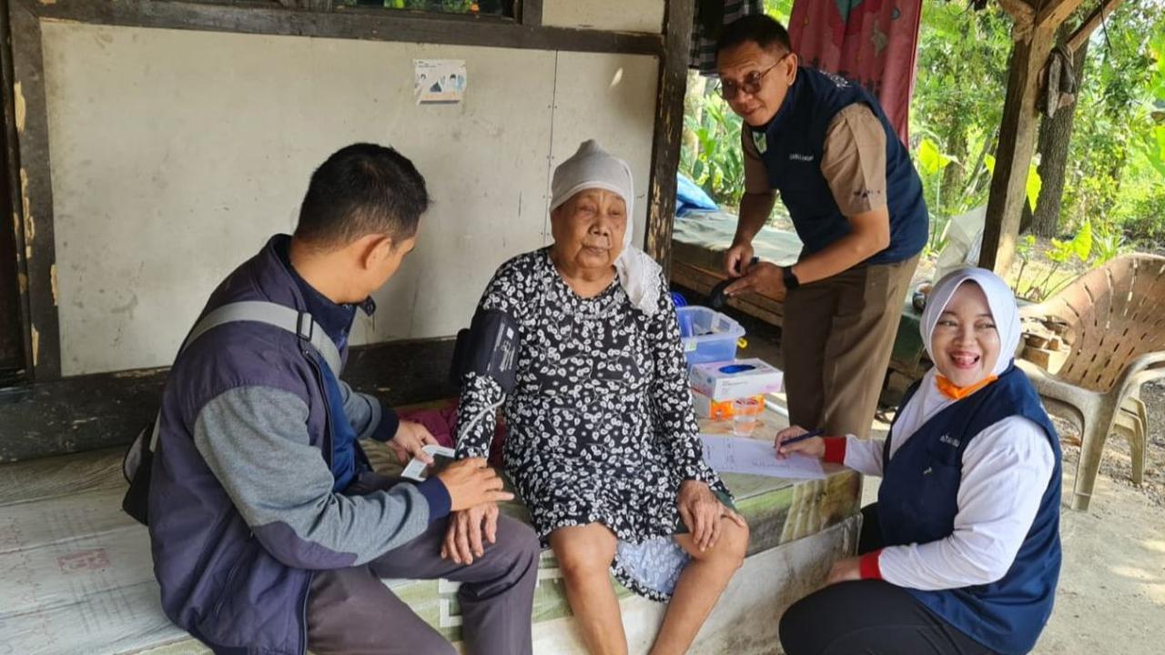 Mirisnya, meski berada di dekat lokasi pembangunan kereta cepat, tapi Desa Parangmulya masih belum menikmati listrik. Sebagian warga harus swadaya untuk mendapatkan listrik.